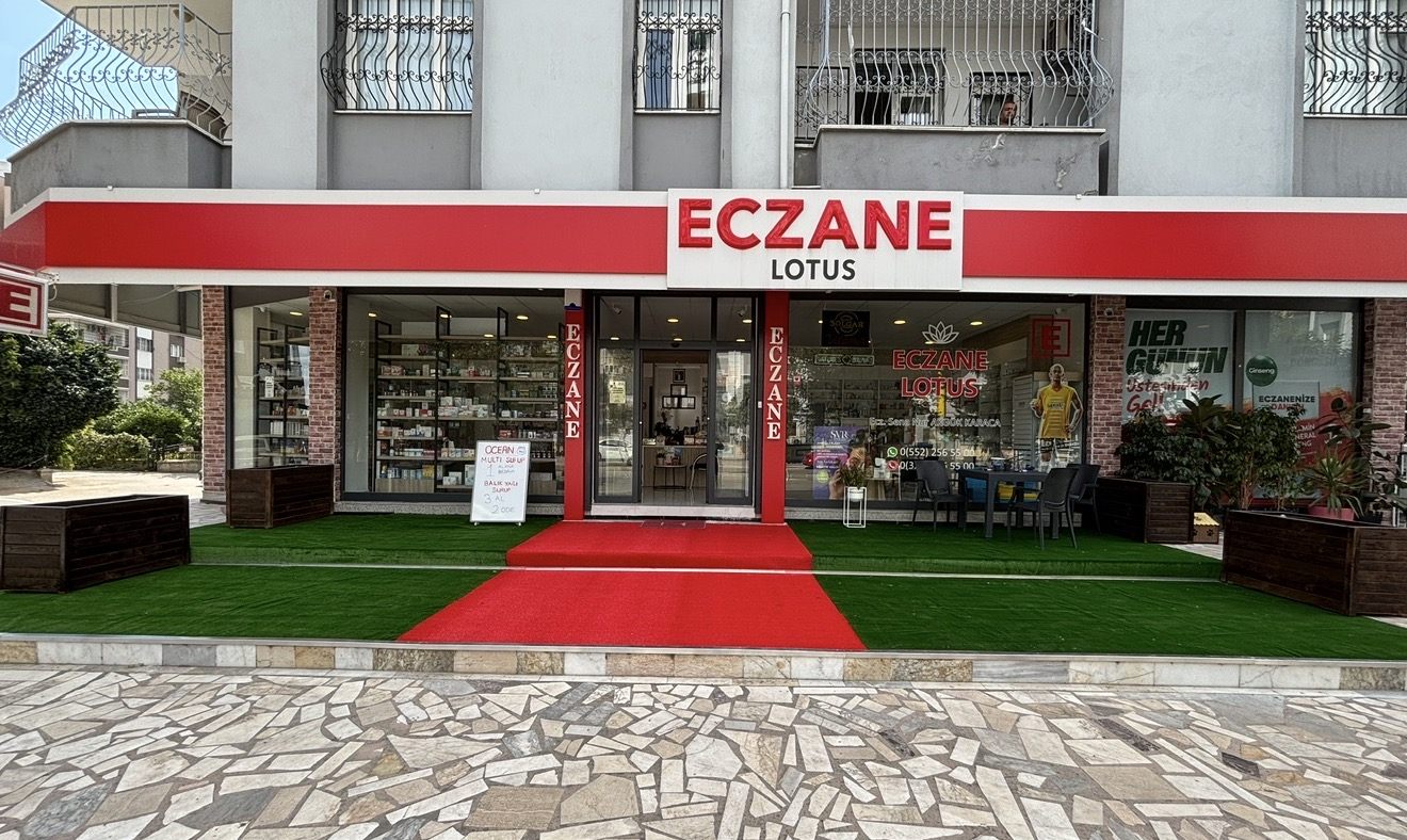 Lotus Eczanesi'nin vitrini ve girişi