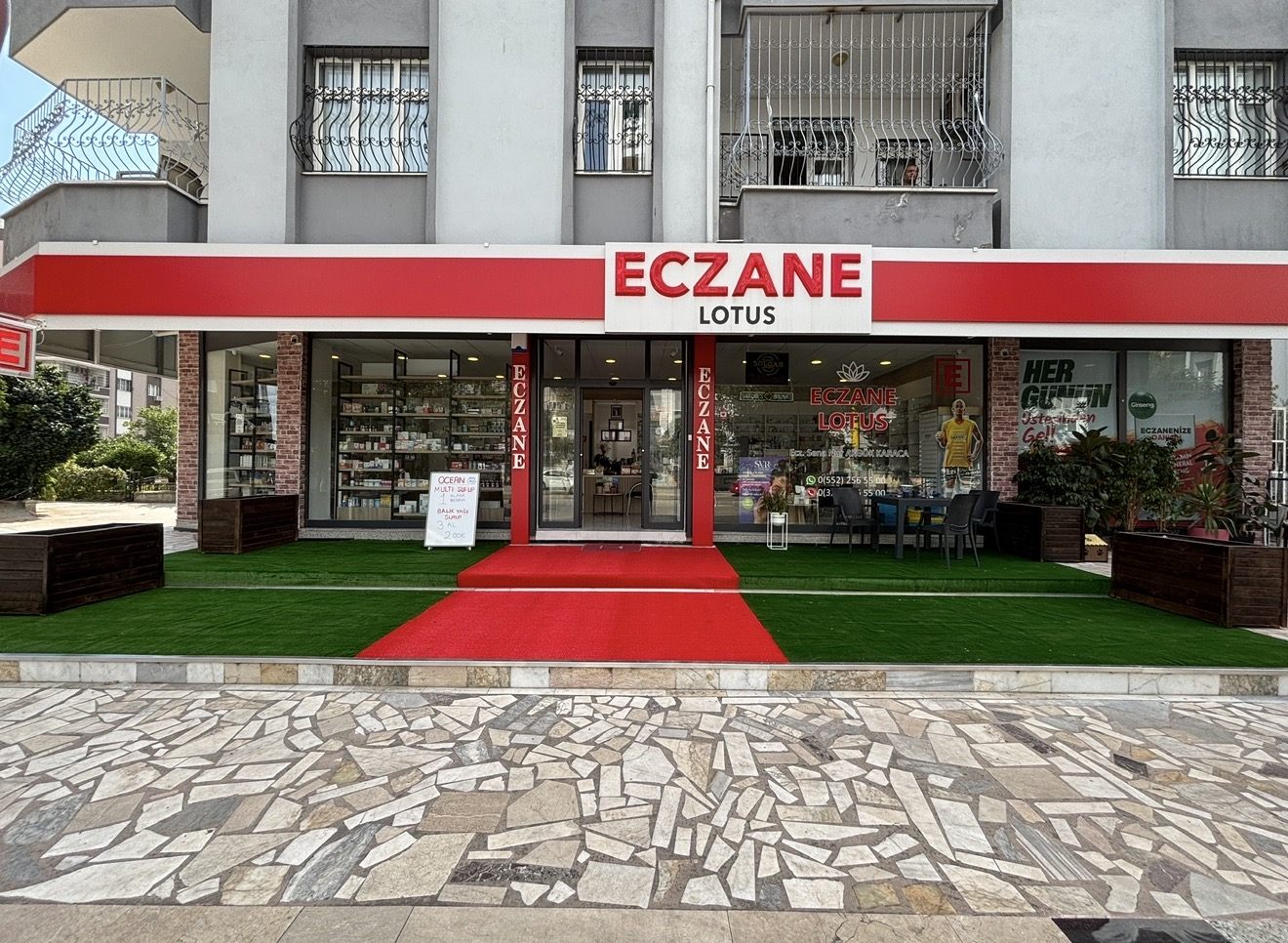 Lotus Eczanesi'nin Damar Arıkoğlu Bulvarı üzerindeki girişi